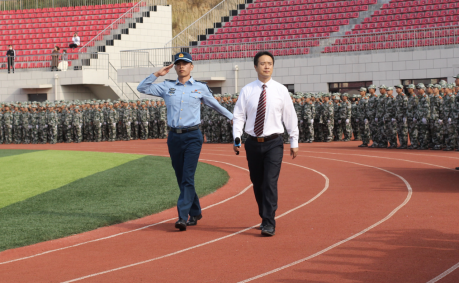 党委副书记兼副院长(主持行政工作)杨斌检阅受阅方阵