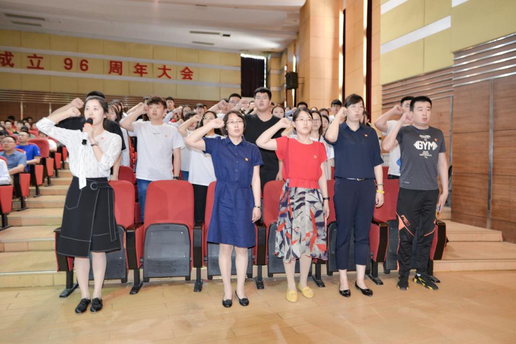 组宣部杨芷带领95名新党员庄严宣誓